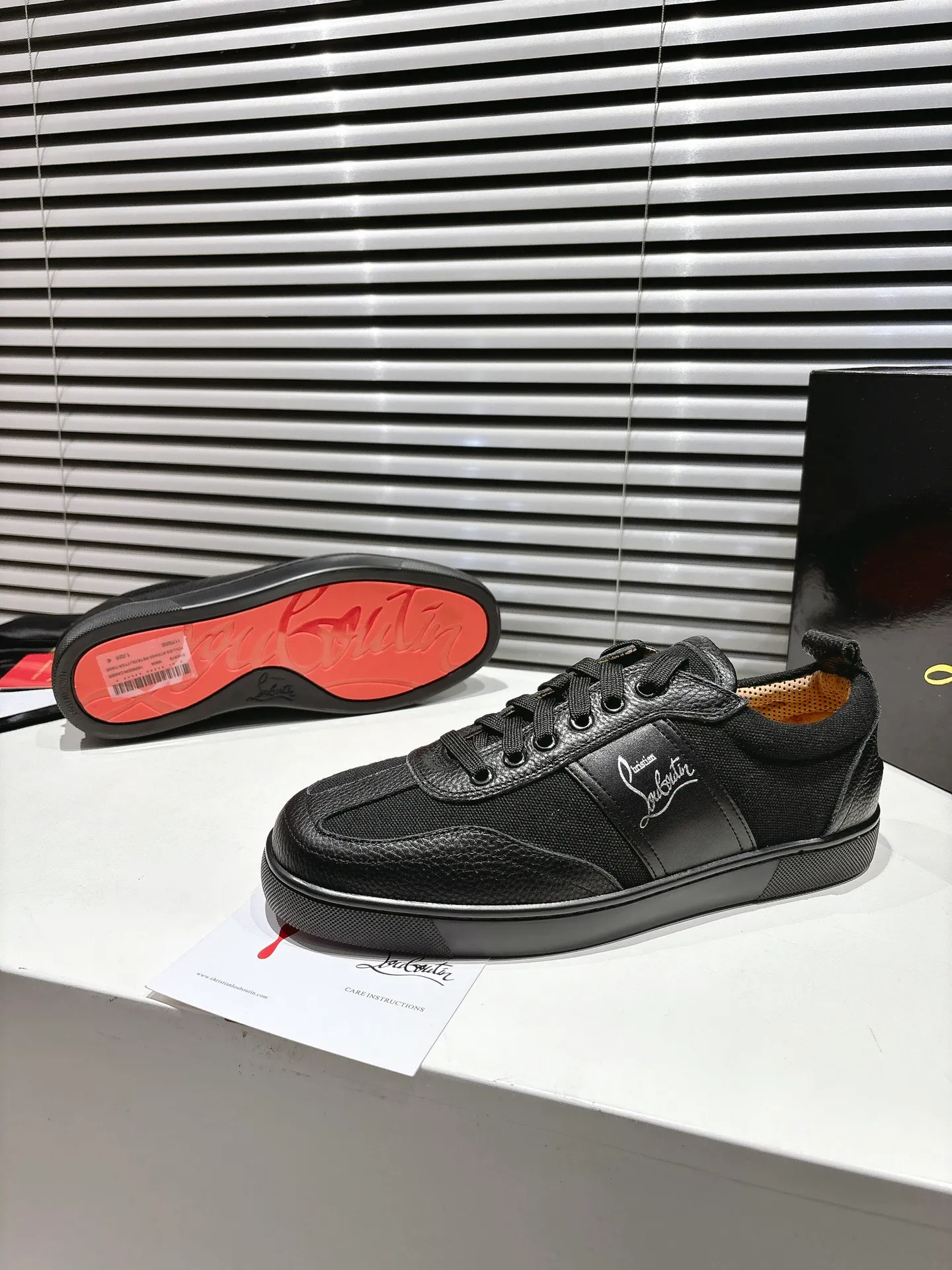👟👟Ex-factory price 700👟👟 ╔Low top logo sports shoes╗ ·Top version customization·2025𝐬𝐬 𝑪𝒉𝒓𝒊𝒔𝒕𝒊𝒂𝒏 𝑳𝒐𝒖𝒃𝒐𝒖𝒕𝒊𝒏 Retero flat sneakers are smooth and crafted in white grained calfskin and canvas. It is decorated with a stylish side strap with the iconic Maison Christian Louboutin logo, contrasting with Cuoio brown leather for an effortlessly stylish look. This modern sneaker combines a retro '70s look with modern sophistication, featuring a flexible construction. ▪️No matter the last type, fabric, rhinestones, nails, lining, outsole, it is as close as possible to ZP... ▪️The original sole is specially provided by the original factory ▪️The lining is imported water-dyed cowhide ▪️Private customization time is about 3-7 days —————— Size: Women's 35M-41M Men's 38M-47M